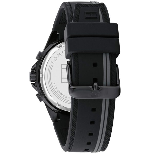 Montre homme Tommy Hilfiger Aiden 44 mm réf. 1791861, cadran noir, bracelet silicone – vue de trois-quarts