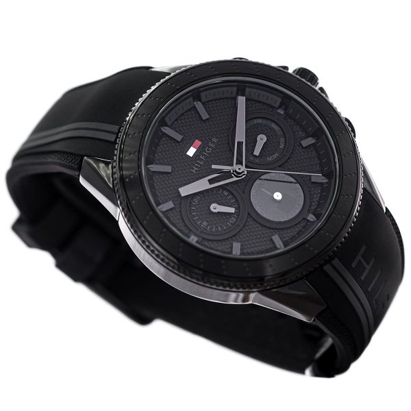 Montre homme Tommy Hilfiger Aiden 44 mm réf. 1791861, cadran noir, bracelet silicone – autre angle