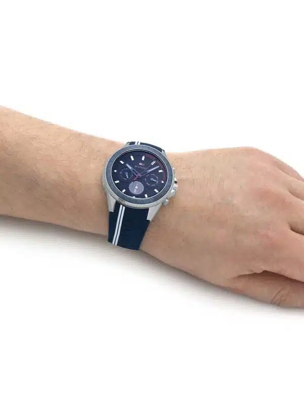 Montre homme Tommy Hilfiger Aiden réf. 1791859, chronographe quartz, boîtier 45 mm, acier inoxydable, silicone – quatrième vue