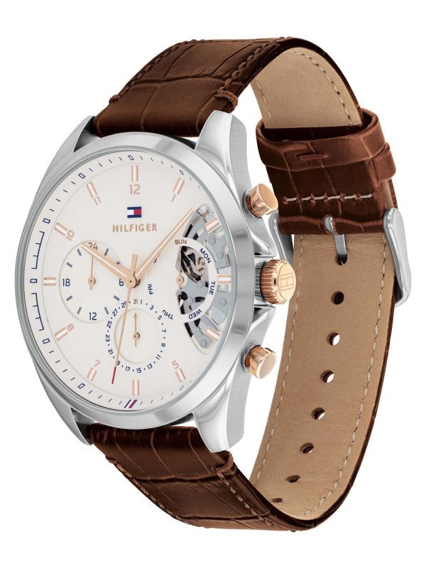 Montre homme Tommy Hilfiger Baker 43.5 mm réf. 1710450, cadran blanc, bracelet cuir – vue de trois-quarts