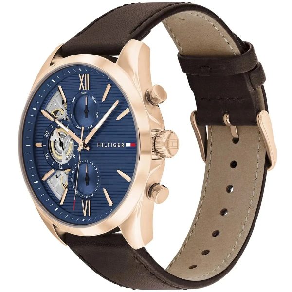 Montre homme Tommy Hilfiger Baker 44 mm réf. 1710645, cadran bleu, bracelet cuir – vue de trois-quarts