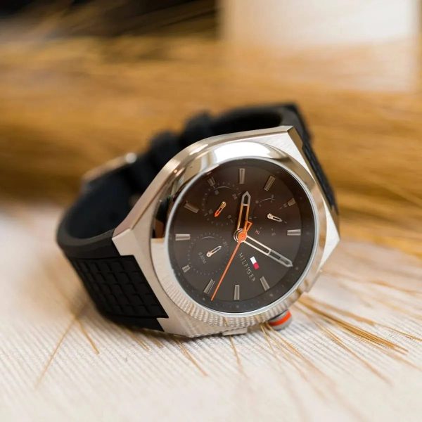 Montre homme Tommy Hilfiger Connor réf. 1791898, mouvement quartz, boîtier 44 mm, silicone, étanche 50 m – troisième vue