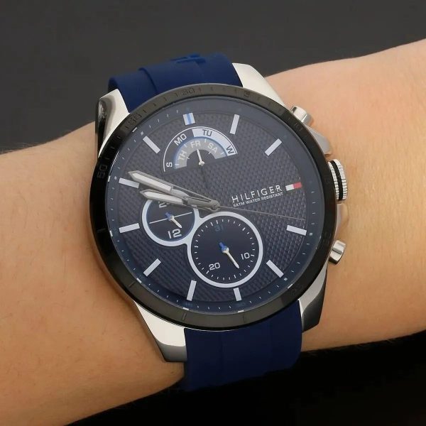 Montre homme Tommy Hilfiger Decker réf. 1791350, mouvement quartz, boîtier 46 mm, silicone, étanche 50 m – troisième vue