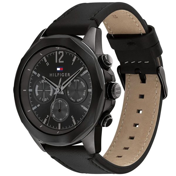 Montre homme Tommy Hilfiger Lars 46 mm réf. 1792062, cadran noir, mouvement quartz – vue de trois-quarts