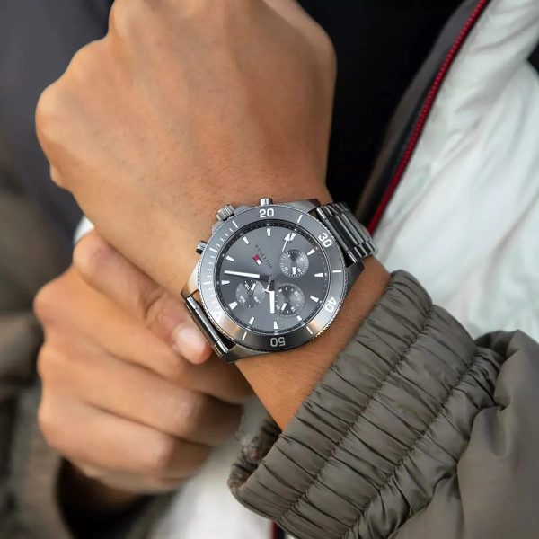 Montre homme Tommy Hilfiger Larson réf. 1791918, mouvement quartz, boîtier 46 mm, acier inoxydable, étanche 50 m – troisième vue