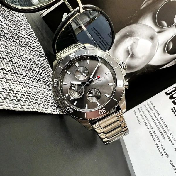 Montre homme Tommy Hilfiger Larson réf. 1791918, mouvement quartz, boîtier 46 mm, acier inoxydable, étanche 50 m – quatrième vue