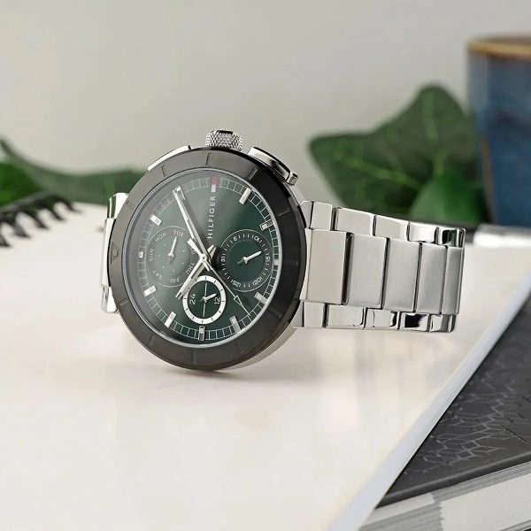 Montre homme Tommy Hilfiger Lorenzo réf. 1792117, mouvement quartz, boîtier 44 mm, acier inoxydable, étanche 50 m – quatrième vue