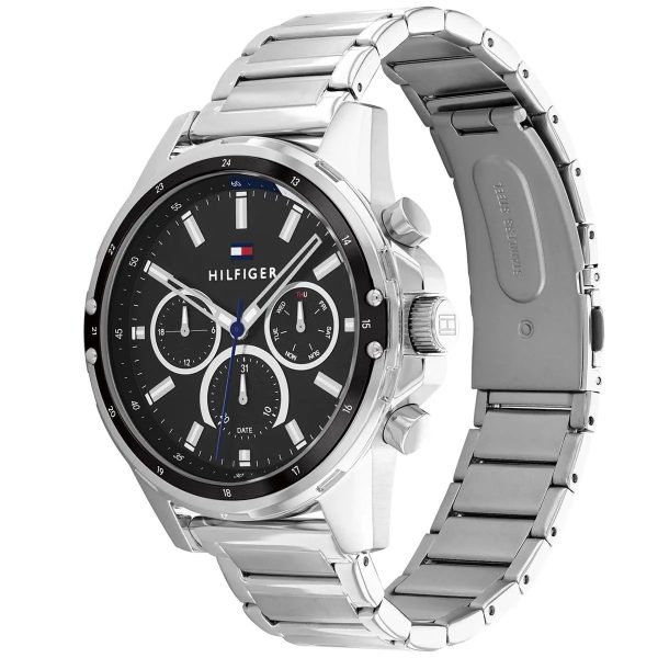 Montre homme Tommy Hilfiger Mason 44 mm réf. 1791936, cadran noir, bracelet acier – vue de trois-quarts