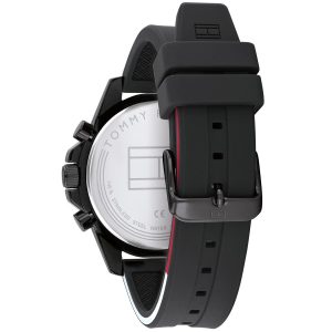 Montre homme Tommy Hilfiger Mason 45 mm réf. 1791793, cadran noir, bracelet silicone – vue de trois-quarts