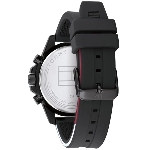 Montre homme Tommy Hilfiger Mason 45 mm réf. 1791793, cadran noir, bracelet silicone – vue de trois-quarts