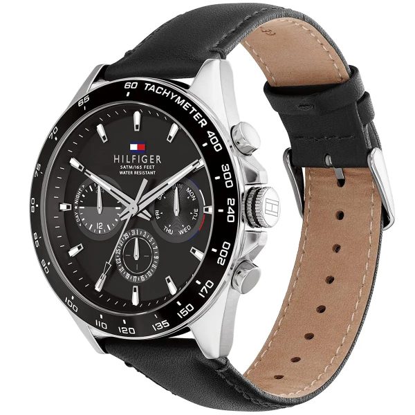 Montre homme Tommy Hilfiger Owen 46 mm réf. 1791964, cadran noir, mouvement quartz chronographe – vue de trois-quarts