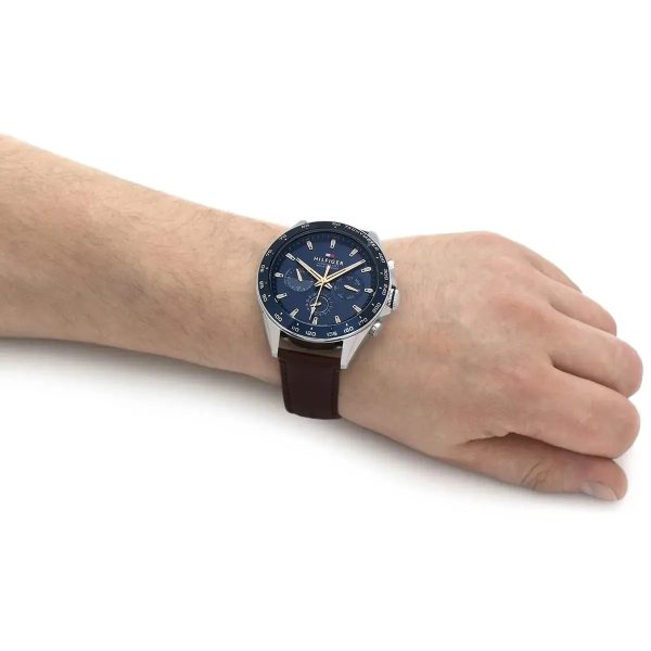Montre homme Tommy Hilfiger Owen réf. 1791965, chronographe quartz, boîtier 46 mm, cuir, étanche 50 m – troisième vue
