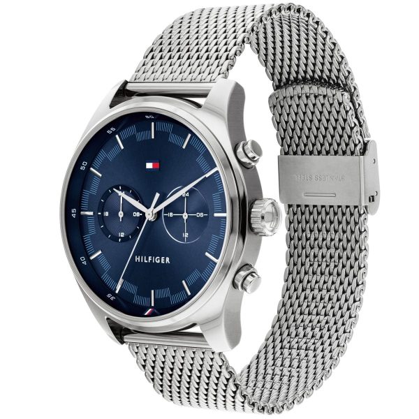 Montre homme Tommy Hilfiger Sawyer 44 mm réf. 1710420, cadran bleu, bracelet maille milanaise – vue de trois-quarts