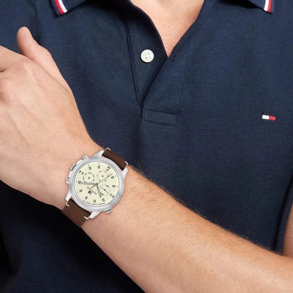 Montre homme Tommy Hilfiger Troy réf. 1792102, mouvement quartz, boîtier 46 mm, cuir, étanche 50 m – troisième vue
