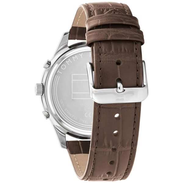 Montre homme Tommy Hilfiger Weston 44 mm réf. 1710501, cadran argenté, bracelet cuir – vue de trois-quarts