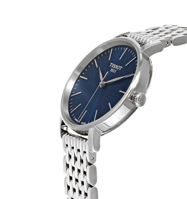 Montre mixte Tissot Everytime 34 mm réf. T1432101104100, mouvement quartz – vue rapprochée